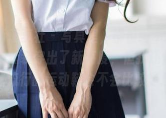 BoLoli菠萝社 - 写真里,柳侑绮Sevenbaby把套装穿出了新高度,但我还是免不了想流行的运动鞋会不会比较随意。
