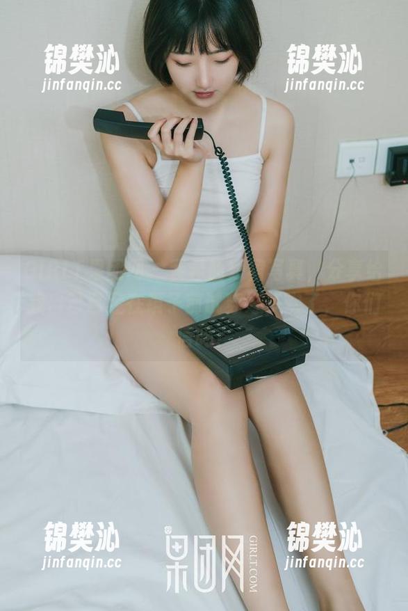 GIRLT果团网-裴希西 GIRLT果团网 - 裴希西短裙写真,分享给我自己已经在镜子前试穿好多次了,你们信吗?