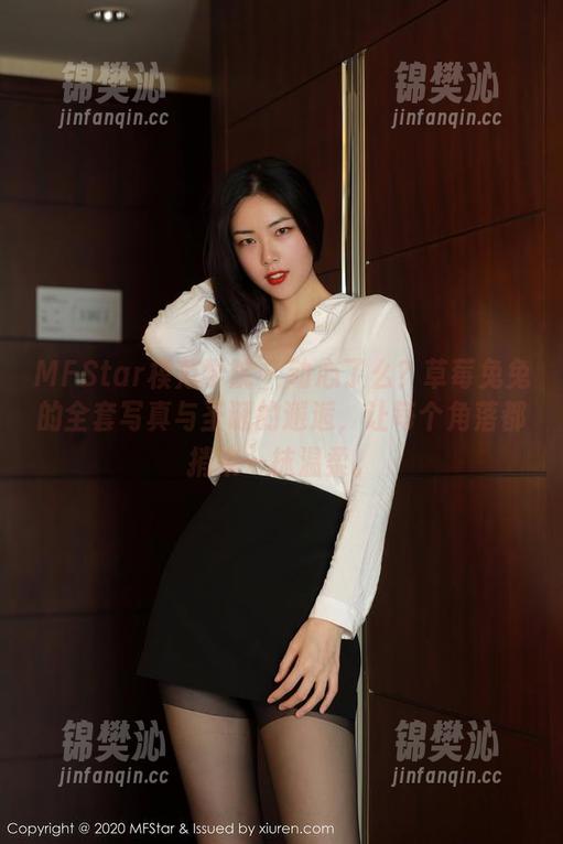 MFStar模范学院 - 动心了么？草莓兔兔的全套写真与圣诞的邂逅，让每个角落都捎来一抹温柔。