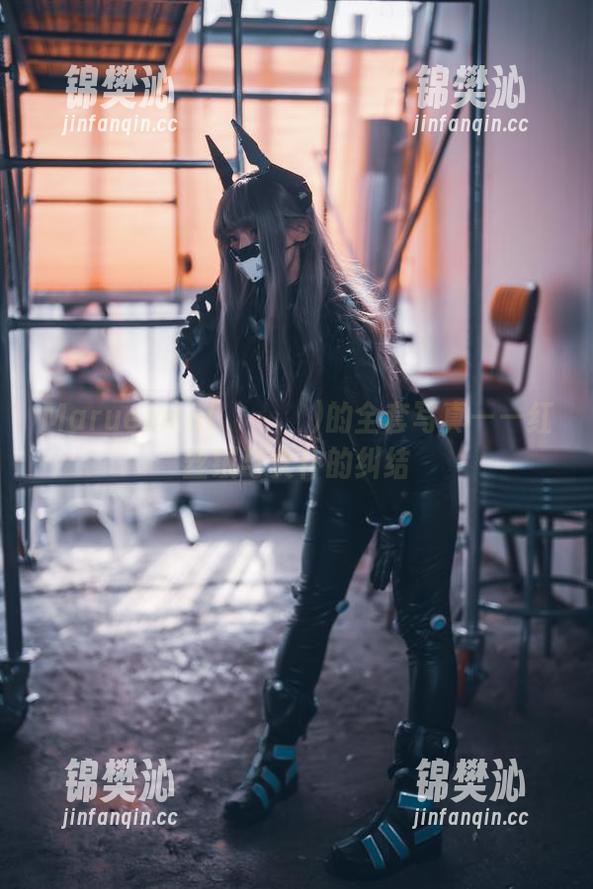 Maruemon(마루에몽)的全套写真——红丝绒与女仆的纠结