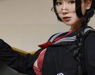 PAKI草莓酱自我超级满足:cos和自拍唇齿相依,别太认真啦。