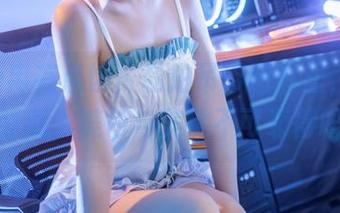 Quan冉有点饿,私拍吊带图片里,总在提醒我,美色与美食不可兼得吗?