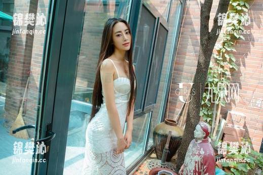 UGirls尤果网 - 看张小西Ann这身，她的定制连衣裙，真是让人捉急！