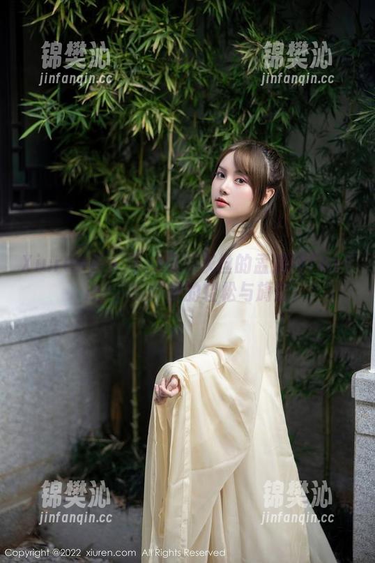 Xiuren秀人网 - 穿越灰丝的孟狐狸FoxYini，写真里的轻松与旖旎