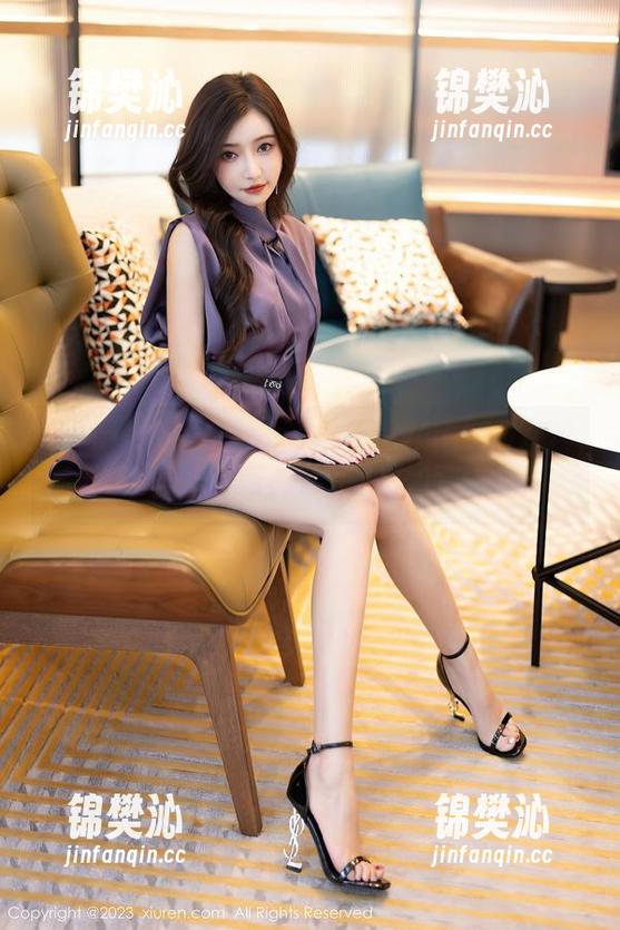 Xiuren秀人网 - 图片里熊吖BOBO灰丝若隐若现，眼神却是那么的坚定。