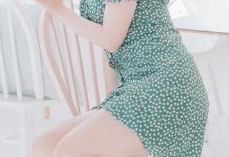 点击Zia(지아)Loozy的普拉提教练图片，突然有点热想：毕竟我连腿都抬不起来…