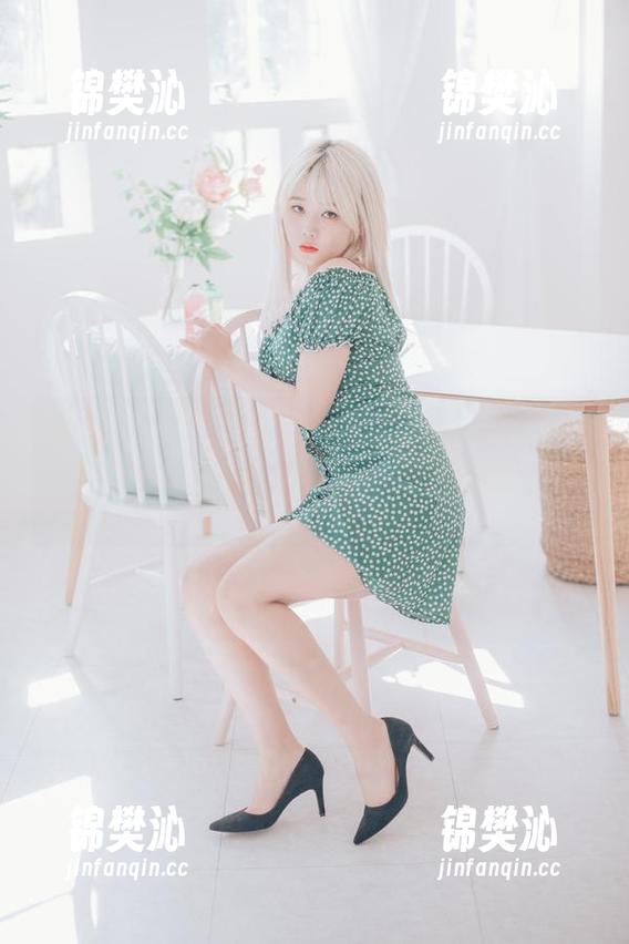点击Zia(지아)Loozy的普拉提教练图片，突然有点热想：毕竟我连腿都抬不起来…