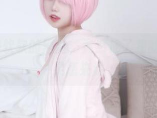 eloise软软的黑丝,竟然成了我的新壁纸灵感来源