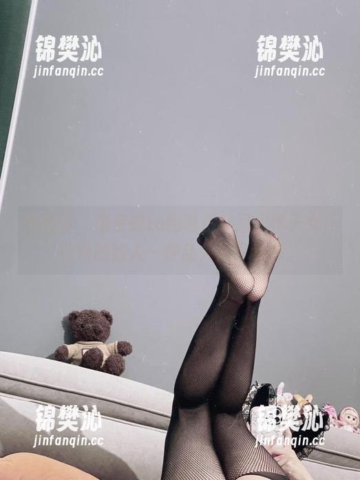 兔宝妮to 微密圈 - 兔宝妮to的私拍作品,格子女仆装真的给人一种乱入的可爱感。