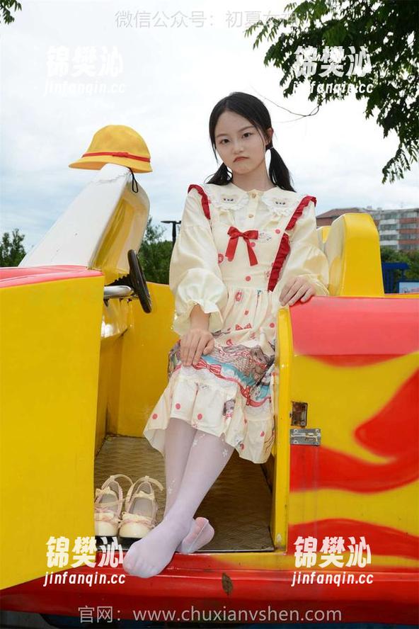 初夏女神 - 这是环环的制服吗？原图让我想要多看几眼！