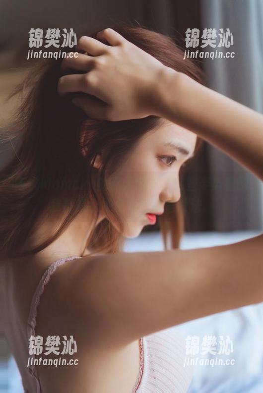 南桃Momoko 南桃Momoko的夏天图集,有些姿势看的我都想给她点赞—可是没法。