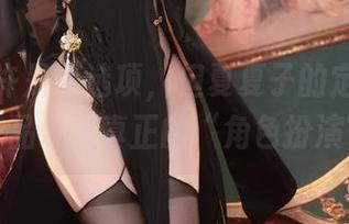 校服或许是个选项，但夏夏子的定制连体衣作品才是真正的“角色扮演”。