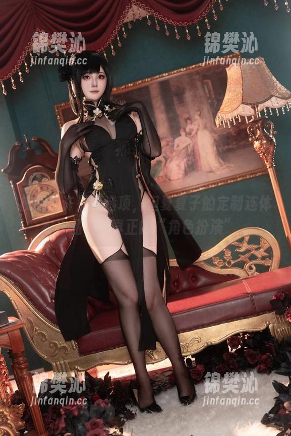 校服或许是个选项，但夏夏子的定制连体衣作品才是真正的“角色扮演”。