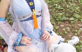 头条女神 - 原图闪现，杨曼妮把制服穿出了新高度，与其说是制服，不如说是一种态度。