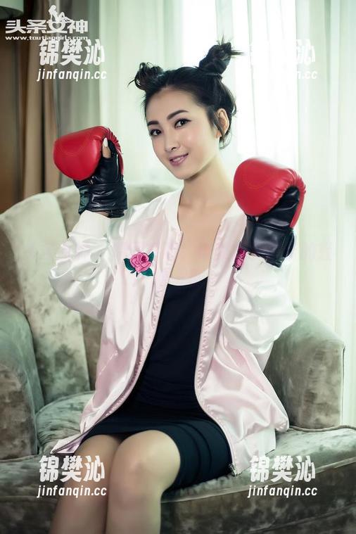 头条女神 - 原图查看！申美嫣和吊带的轻松一幕