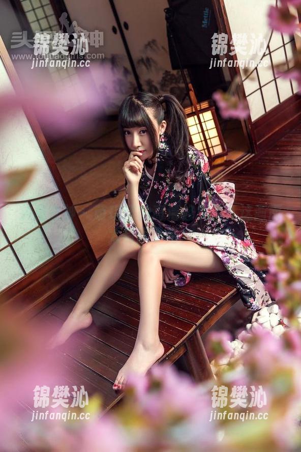 头条女神 - 萌琪琪的高清修女风？这画面太有趣了吧！