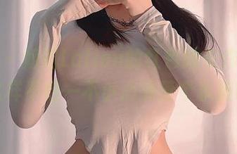 微密圈 - 姐姐Lalion的红色睡衣作品，穿成这样不怕一不小心滴落个水滴吗？