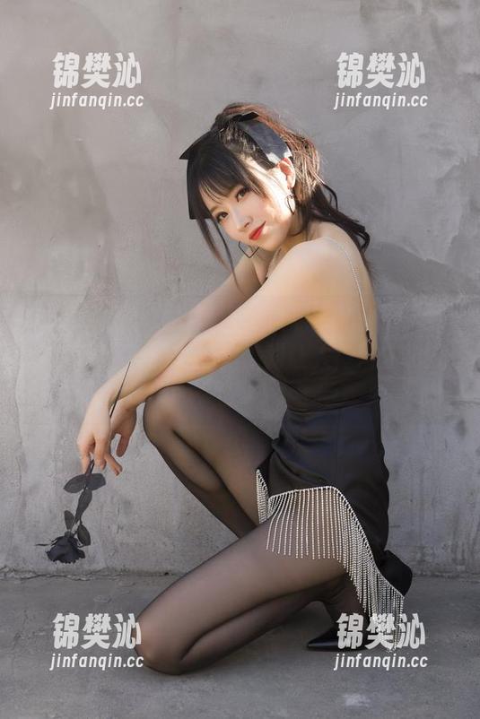 说实话，小女巫露娜的丝袜系列…无圣光也毫不逊色的美图，绝对让人停留多看几眼。