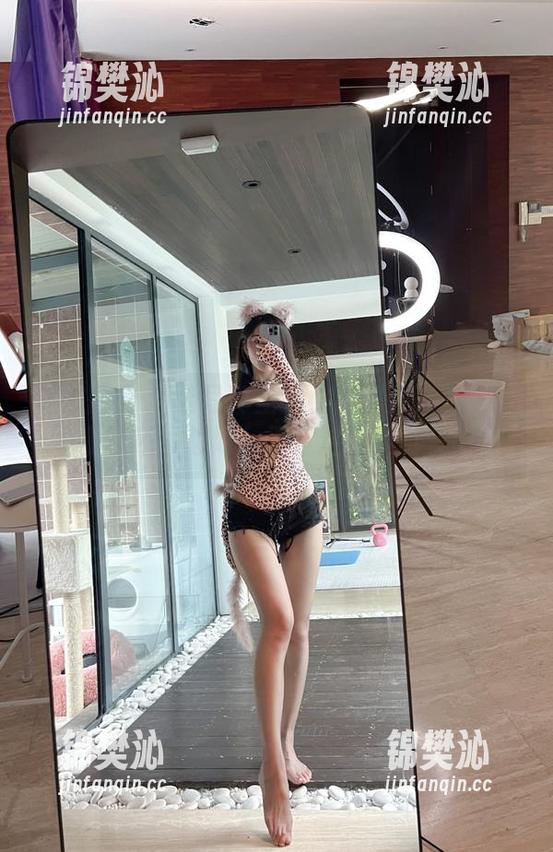 微密圈 - 精选写真里的小玉吃果冻——剧情我还没想好，不过这个姿势赞吧