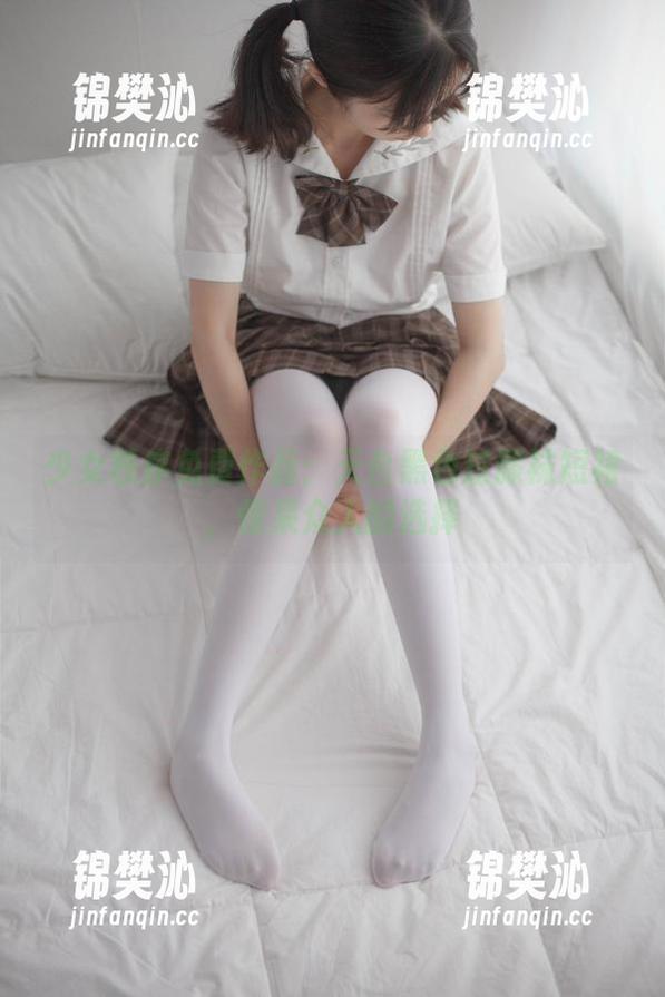 少女秩序免费作品：天台黑色过膝袜短裙，惊呆众人的选择