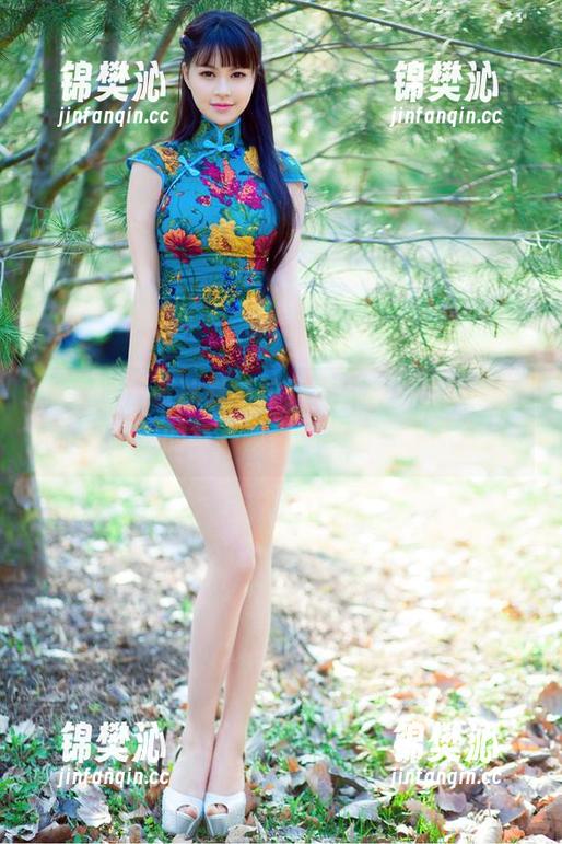 推女郎 - 谭冰最新校服是不小心美到不行，原图里的每一帧都促狭出一种怀念。