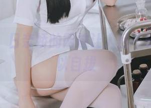 作品中，日奈娇的网袜让人目不转睛，难以自拔