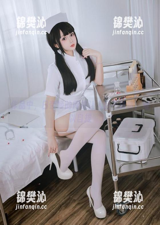 作品中，日奈娇的网袜让人目不转睛，难以自拔
