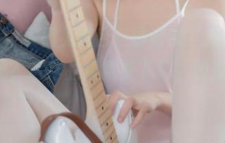 大伙儿，你们见过杏仁曲奇的‘吉他妹妹2.0’吗？这作品集免费下载，快来查收吧！