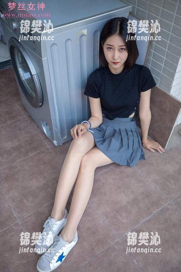 梦丝女神 - 灵唯的制服套图，平平无奇却又让人情不自禁。