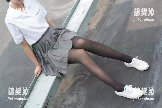 森萝财团带你开启高清白丝秀，图包里有水嫩嫩的美足哦，赶紧瞧瞧吧！