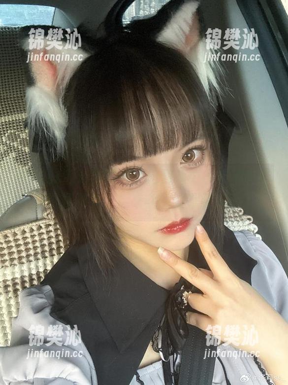洛可ss的清纯写真，萌到两个小手都有些不知该摆哪儿，后来索性就默默捧脸了。