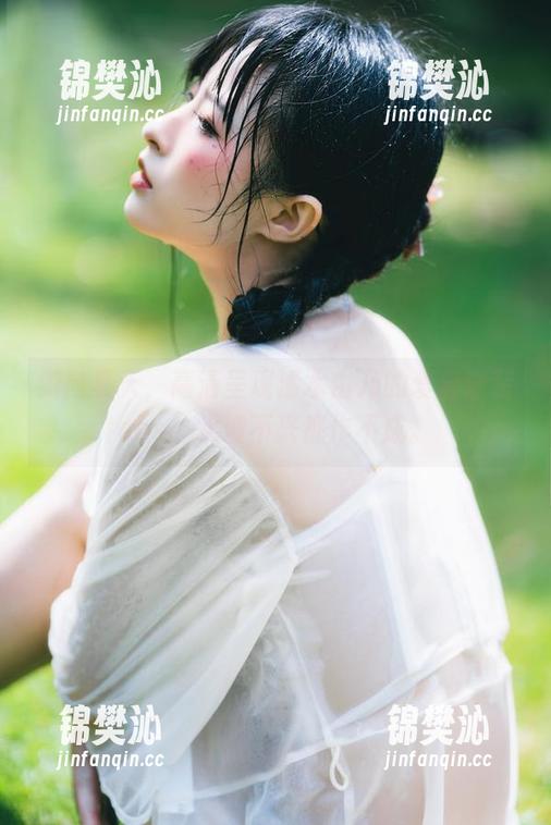 游向夏天，高清呈现清水由乃的爱宕泳装cos，水波不兴都作不成。