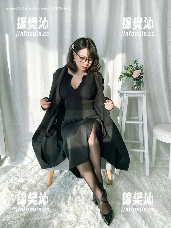 皮皮奶可可爱了啦私拍创意满分，这红色礼物姐们也太会玩了吧。