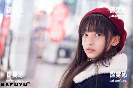 你相信吗？神乐坂真冬的写真作品集能把蓝白死库水拍得如此泳姿翩翩！