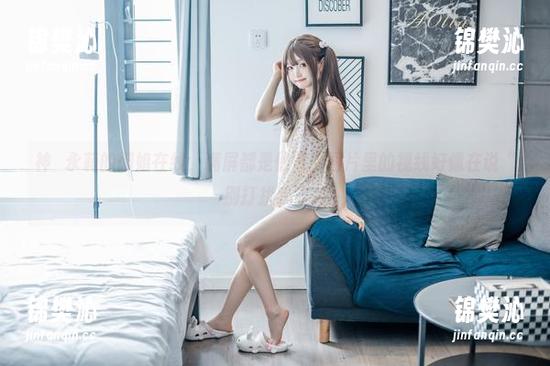 神沢永莉的御姐在线，满屏都是仙气，图片里的视线好像在说“别打扰我”。