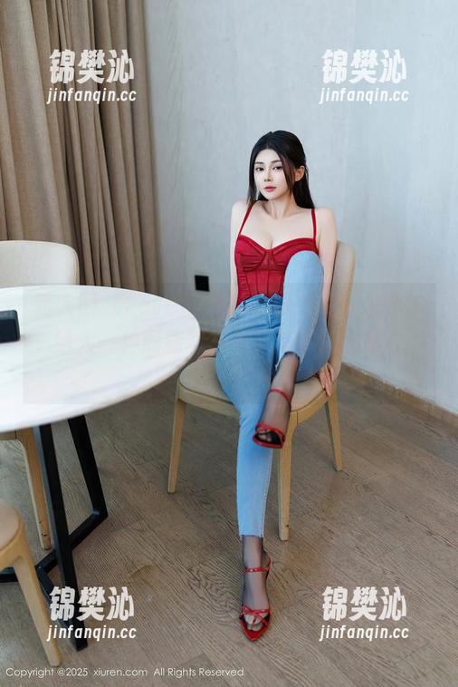 秀人网 - Lovely璐璐的职业装写真集——给人一种既能写报告又能喝酒的双重性格！