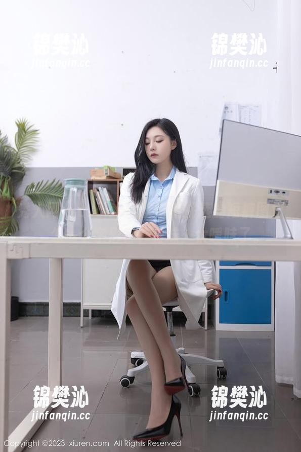 秀人网 - Lucky沈欢欣新挑选的短裤图包，怎一个字形容？暧昧…太暧昧了。