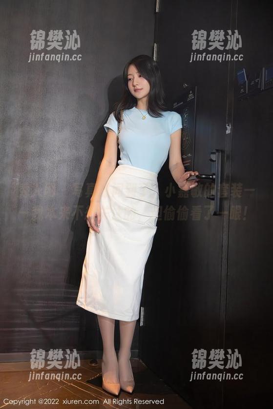 秀人网 - 写真时间到了，小嘉敏的套装——我本来不想关注的，但偷偷看了一眼！