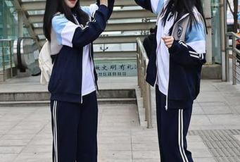 秀人网 - 小逗逗办公室:原图展示了‘职场生存法则’—办公室里的猫步