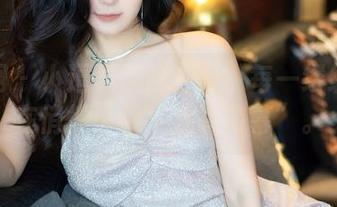 秀人网 - 小逗逗旗袍合集:每一缕绸缎都在悄悄说着“我有内幕”。