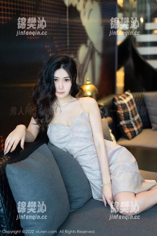 秀人网 - 小逗逗旗袍合集：每一缕绸缎都在悄悄说着“我有内幕”。
