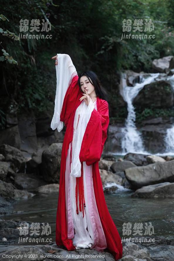 秀人网 - 黄歆苑的兔女郎作品，居然让我想起了小时候的派对氛围