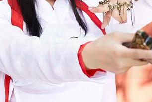 蜜桃社 - 一件毛衣,一点无圣光,梦乃Mandy在图片里轻松散发着高级感。