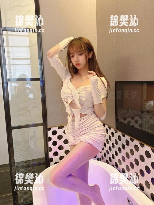 原图也疯狂：过期米线线COS的夏天梦，谁能走出这燥热？