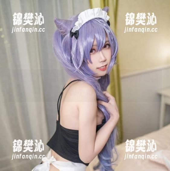 当里见年一穿上白色睡衣，壁纸都开始自愧不如。