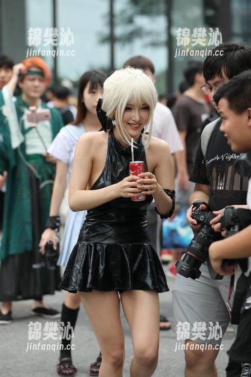 魔镜街拍 - 写真中的婷婷，白色吊带与黑丝，像是个甜美且带点“危险”的小女孩。