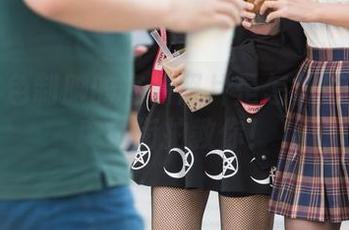 一张白色制服的高清照片是怎样炼成的—魔镜街拍教你!