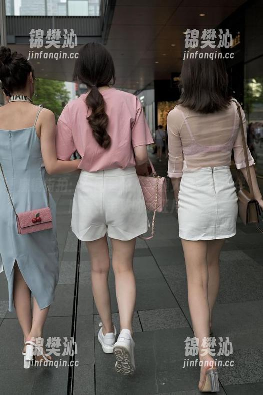 魔镜街拍：原图里的“美腿大赛”竟然伴随着羽毛球的疯狂甩动